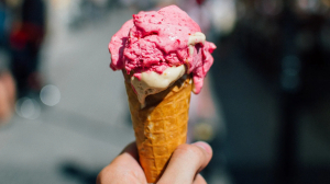 Главное лакомство лета — мороженое. Как правильно выбрать этот холодный десерт и не навредить организму