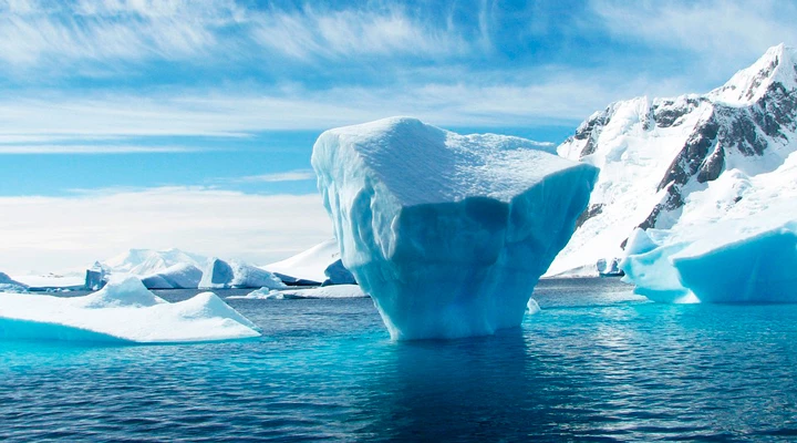 От ледника в Антарктиде откололся айсберг весом в триллион тонн - tvspb.ru