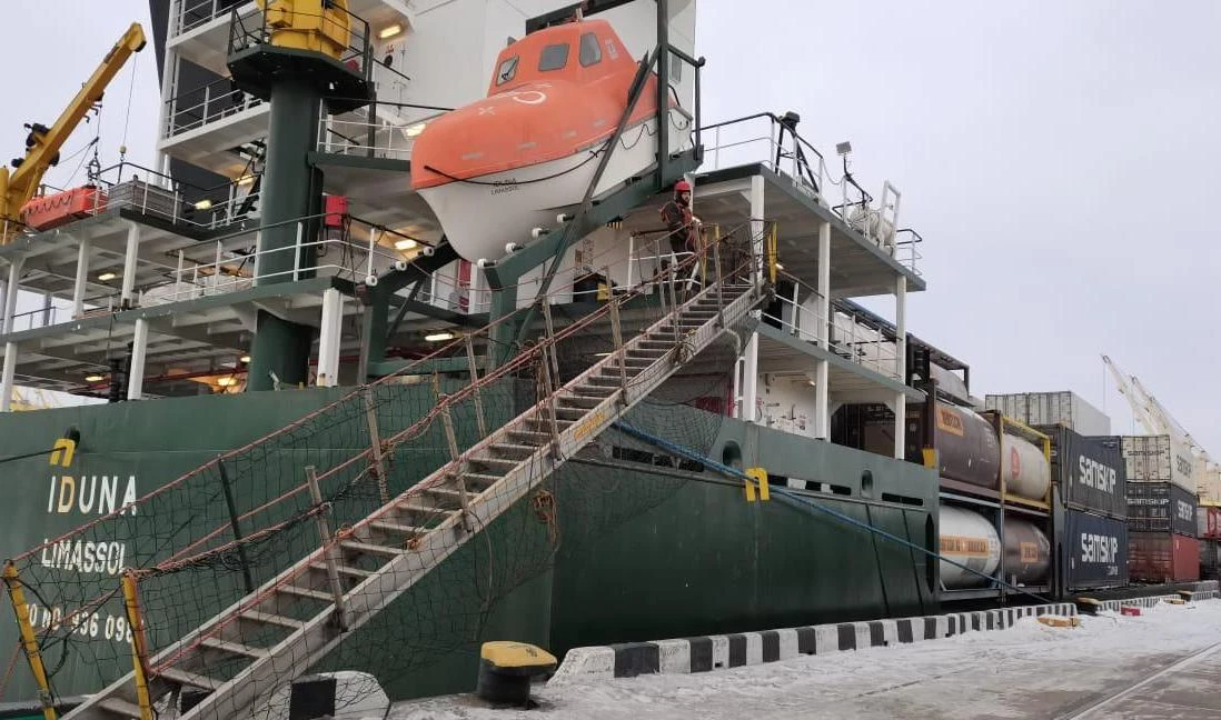 СЗТП показала фотографии теплохода, в который врезался буксир ...