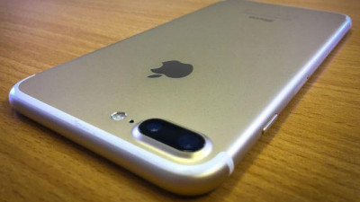 Малолетний гений заблокировал мамин iPhone на 47 лет