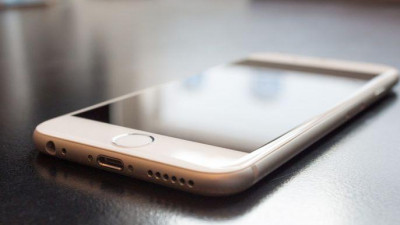 Bloomberg: У iPhone в будущем появятся бесконтактное управление и изогнутый экран