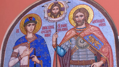 Большая мозаичная икона украсила фасад южных ворот Александро-Невской лавры