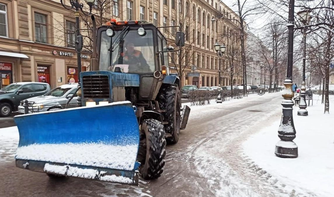 Более 700 спецмашин и тысячи дворников очищают Петербург от апрельского снега - tvspb.ru