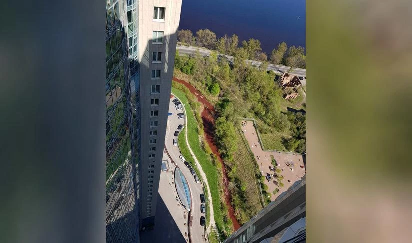 В ходе административного расследования установлена причина покраснения реки Мурзинки - tvspb.ru