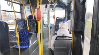 Коронавирусная мода. Петербуржец вместо медицинской маски надел на голову бутыль