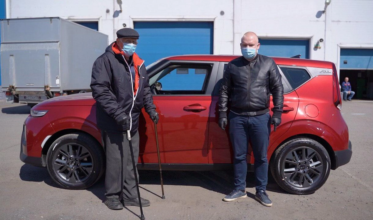 Первым онлайн-покупателем автомобиля в Петербурге стал 89-летний пенсионер - tvspb.ru