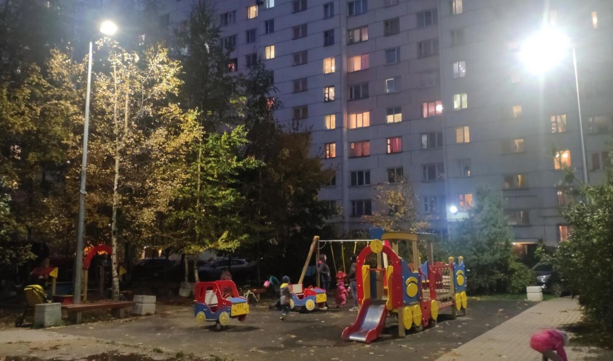 В Шушарах установили новое освещение на трех детских площадках - tvspb.ru