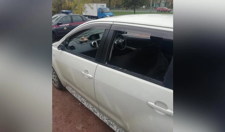На Ленинском проспекте пьяная троица повредила машину и украла видеорегистратор - tvspb.ru