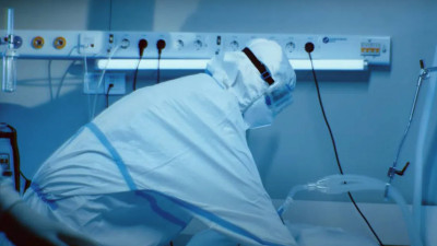 Петербургские врачи сняли клип о работе в пандемию