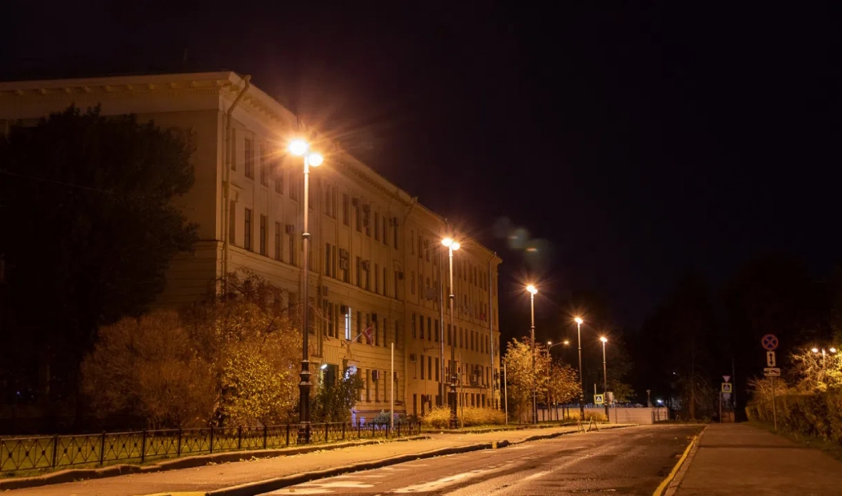 Ставропольскую улицу осветили новые фонари «под старину» - tvspb.ru