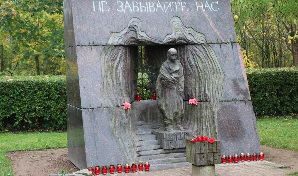 Пьяный мужчина разгромил памятник Узникам нацизма в Красном Селе - tvspb.ru