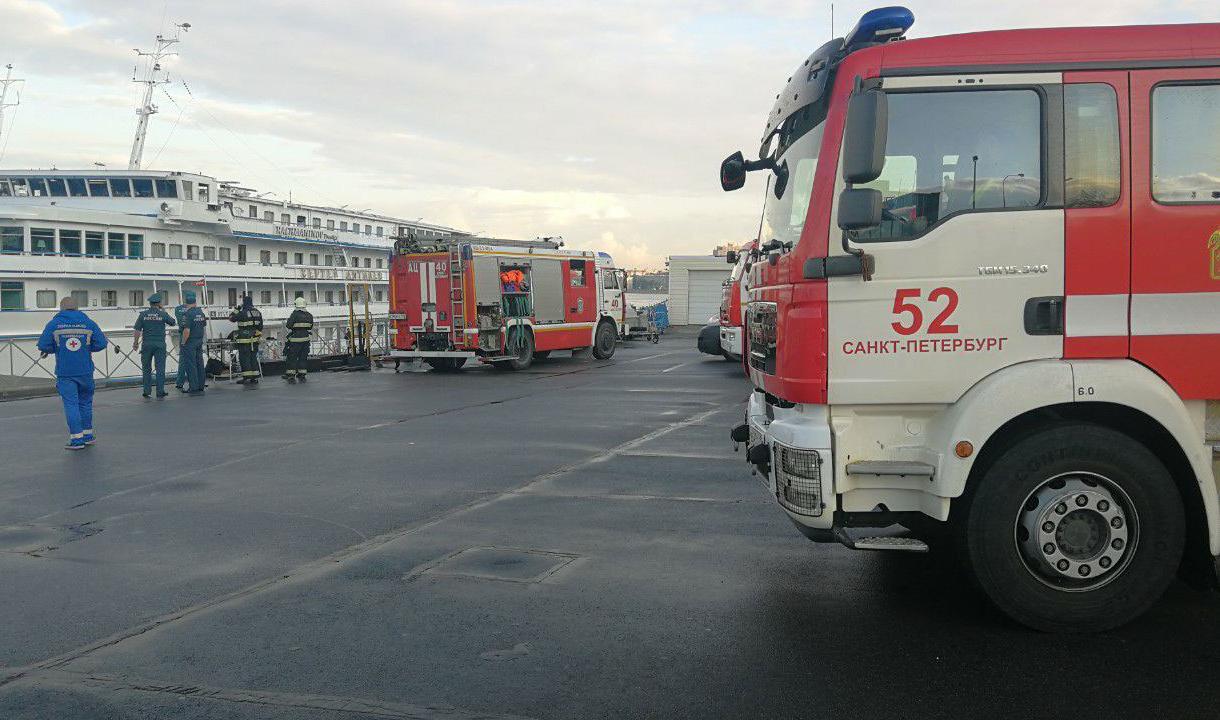 В МЧС назвали возможные причины пожара на теплоходе «Петр Чайковский»