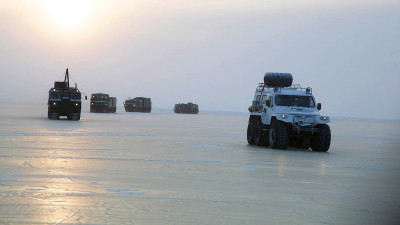 Экспедиция Минобороны первой в мире добралась по льду от материка до острова Котельный