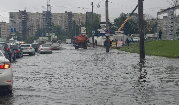 В Петербурге из-за дождя затопило Ириновский проспект - tvspb.ru