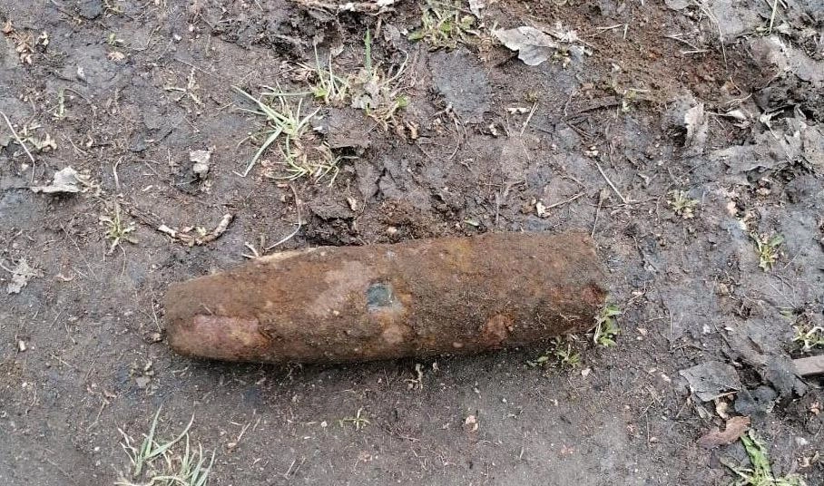 В Приморском районе трое мужчин с помощью лопат и ломов выкопали из земли снаряд - tvspb.ru