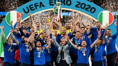 Сборная Италии становится чемпионом Европы по футболу