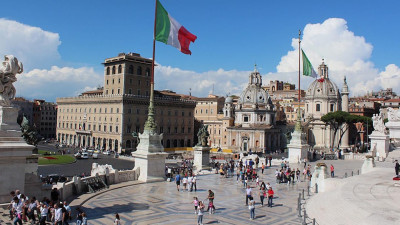 Одноразовая посуда в ресторанах и постепенное открытие границ. Как выходят из карантина Италия, Испания и Австралия