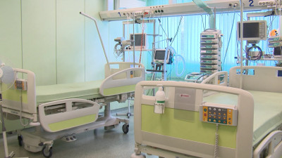 Петербуржцев с COVID и пневмониями принимают 18 стационаров