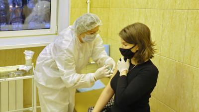 Врач опровергла миф о том, что вакцинация от коронавируса может привести к бесплодию