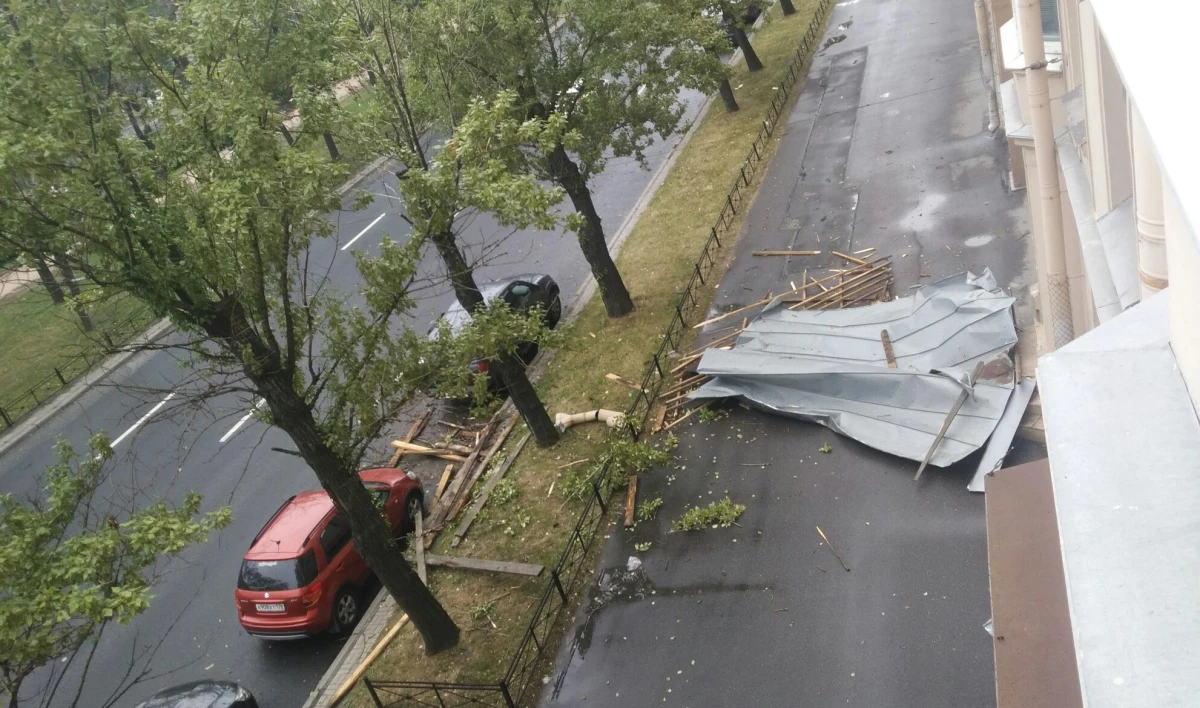 С дома на улице Типанова упала часть крыши - tvspb.ru