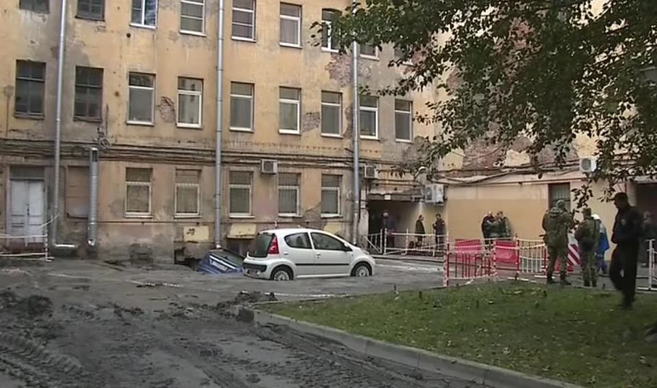Эксперт назвал возможную причину прорыва трубы в Петербурге, при котором погибли люди - tvspb.ru