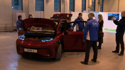 Первый российский электромобиль «Кама-1» представили губернатору Александру Беглову