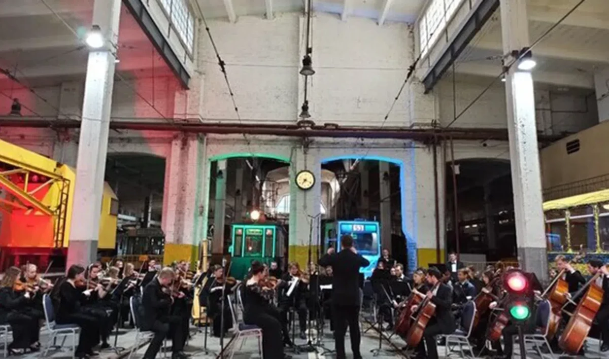 В честь Дня города Симфонический оркестр исполнил концерт в петербургском трамвайном парке - tvspb.ru