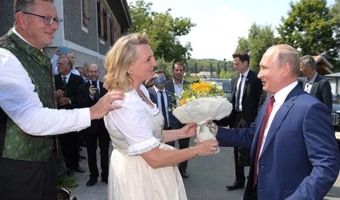 Глава МИД Австрии рассказала, как пригласила Путина на свадьбу - tvspb.ru