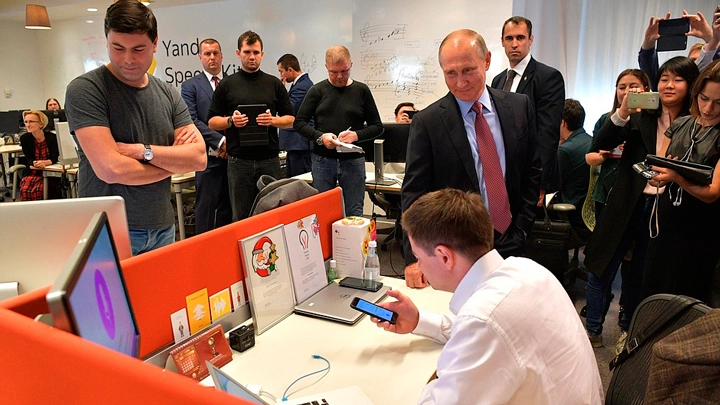 Путин в «Яндексе» познакомился с голосовым помощником «Алиса» - tvspb.ru