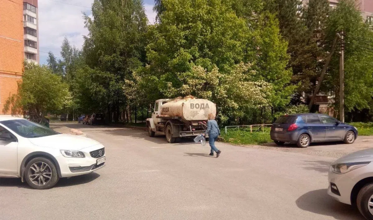 Жителям нескольких домов во Всеволожске, оставшимся без холодной воды,  привезли воду в цистернах | Телеканал Санкт-Петербург