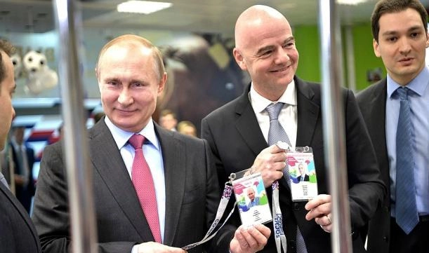 Владимир Путин и Джанни Инфантино получили паспорта болельщиков ЧМ-2018 - tvspb.ru