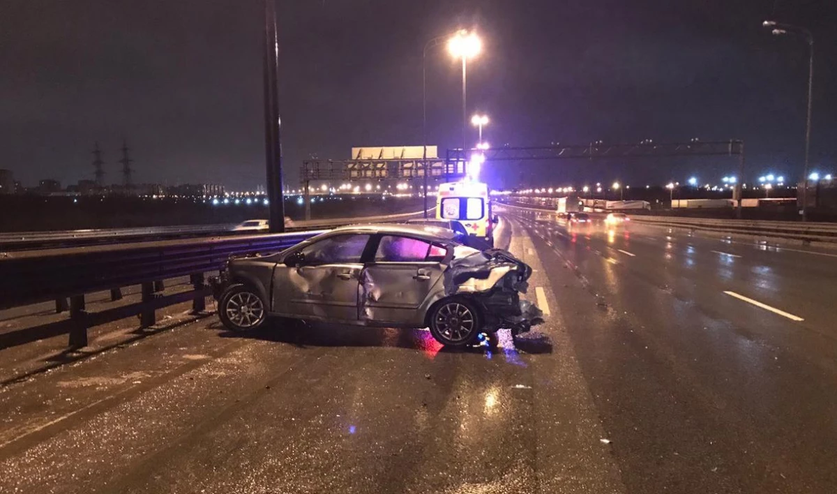 Мужчину, вышедшего из машины на КАД после аварии, сбил Mitsubishi - tvspb.ru
