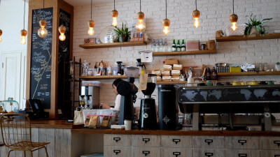 Бизнес просит разрешить общепиту и торговле работать без перчаток