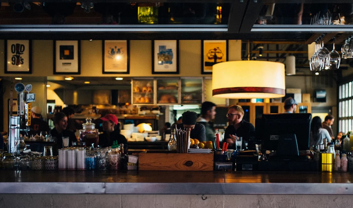 Рестораторы Петербурга просят у Смольного разрешения на работу по ночам - tvspb.ru