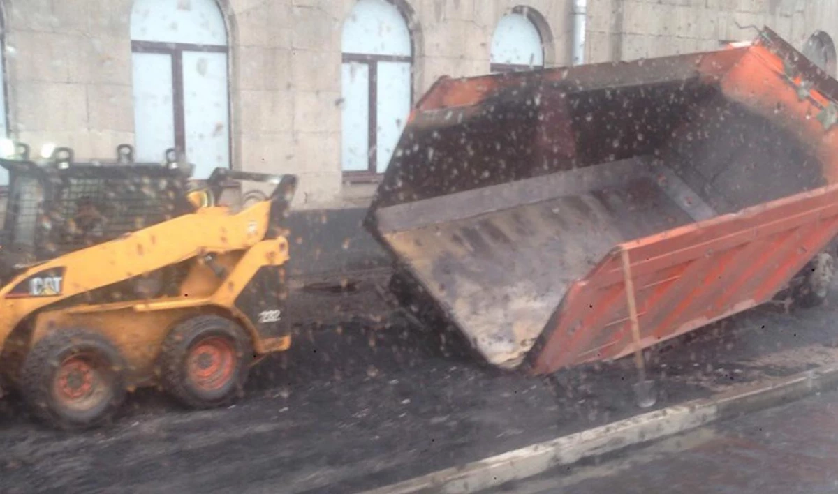 На Светлановской площади  «КамАЗ» кладущих асфальт дорожников провалился в яму - tvspb.ru