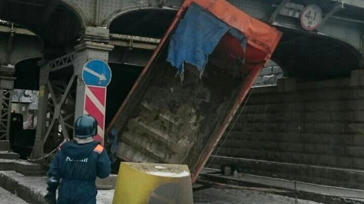 Из-под моста на набережной Обводного канала извлекают «КамАЗ», водителю оказали помощь в Мариинской больнице - tvspb.ru