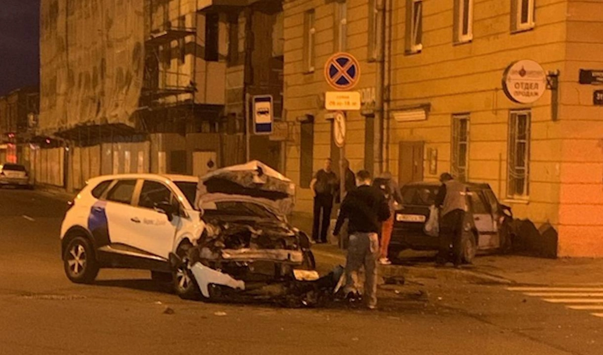 Автомобиль вылетел на тротуар и врезался в дом на Днепропетровской улице - tvspb.ru