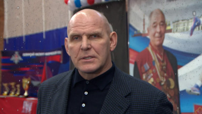 Олимпийский чемпион по борьбе Александр Карелин поздравил петербуржцев с наступающими праздниками