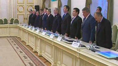 Встреча Вячеслава Макарова с консулами стран СНГ началась с минуты молчания