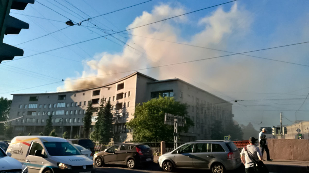На набережной Карповки загорелся жилой дом - tvspb.ru