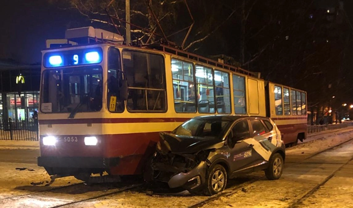 Каршеринг врезался в трамвай около «Удельной» - tvspb.ru