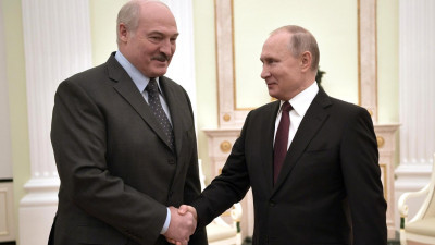 Лукашенко подарил Путину четыре мешка картошки и сало