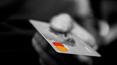 Visa и MasterCard объявили о приостановке работы в России