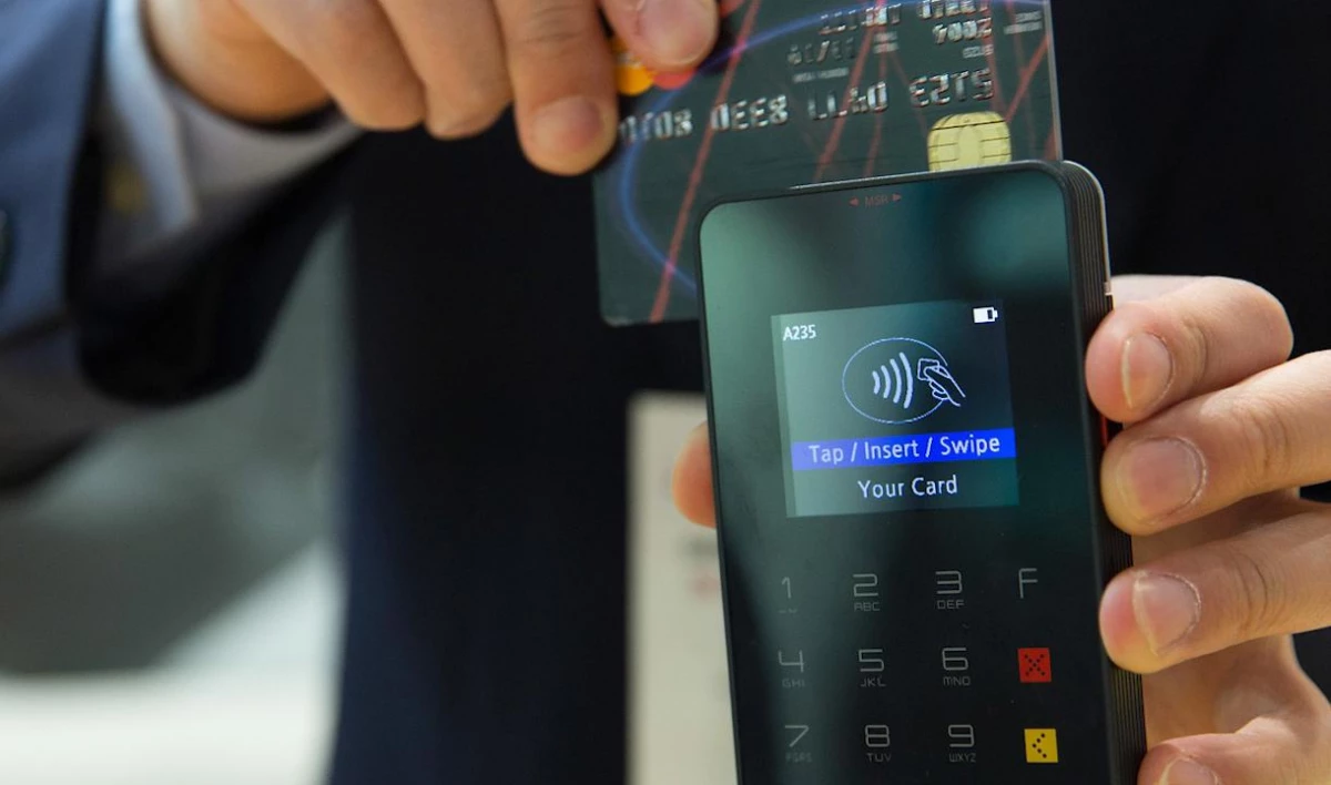 Петербуржцы в 13 раз чаще стали расплачиваться картами, чем снимать с них деньги - tvspb.ru
