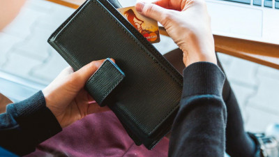 Эксперты рассказали, как не дать мошенникам списать деньги с карты