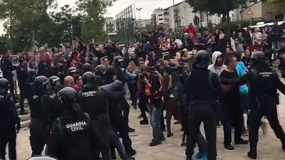 Испанские СМИ сообщают о более чем 300 пострадавших в столкновениях с полицией в Каталонии
