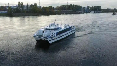 Катамаран «Грифон» на 150 пассажиров отправился в первый поход по Неве