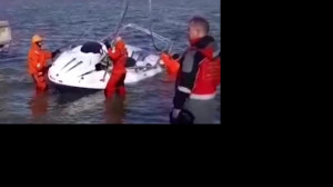 Спасатели продолжают искать девятого пассажира затонувшего катера