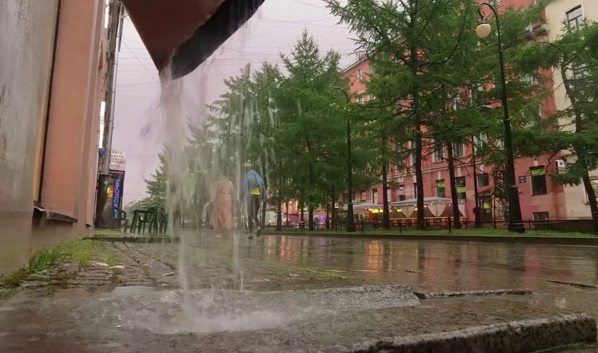 30 бригад «Водоканала» откачивают воду на улицах Петербурга - tvspb.ru