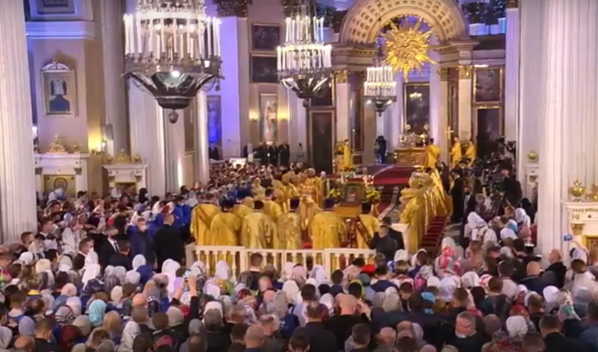 В Троицком соборе началась праздничная божественная литургия - tvspb.ru